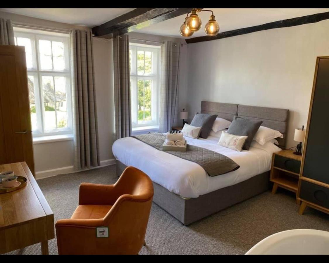 The Rose & Crown Farmhouse Kitchen Nympsfield Rum bild